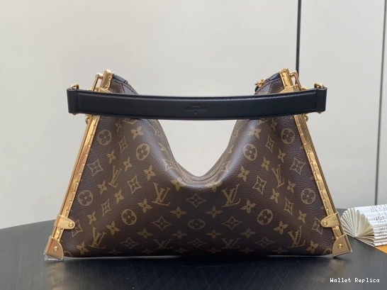 Affordable VUITTON Lucky LOUIS Trunk 0822